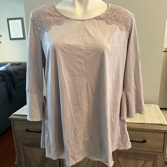 Kim Rogers Tops - Kim Rogers suede like bell sleeve top